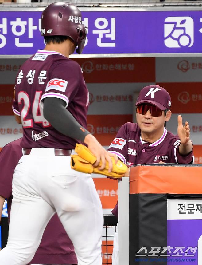 14일 대전 한화생명볼파크에서 열린 한화 이글스와 키움 히어로즈의 경기. 키움 송성문이 득점 후 설종진 대행과 하이파이브를 나누고 있다. 대전=박재만 기자 pjm@sportschosun.com/2025.09.14/