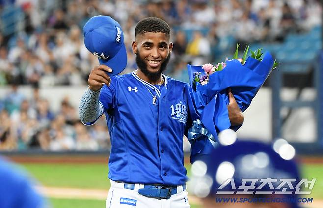 25일 대구 라이온즈파크에서 열린 삼성 라이온즈와 키움 히어로즈 경기. 5회말 1사 3루 삼성 디아즈가 적시타를 날리며 단일 시즌 최다 타점 신기록을 달성했다. 수비 교대 때 디아즈가 팬들에게 인사를 하고 있다. 대구=박재만 기자 pjm@sportschosun.com/2025.09.25/