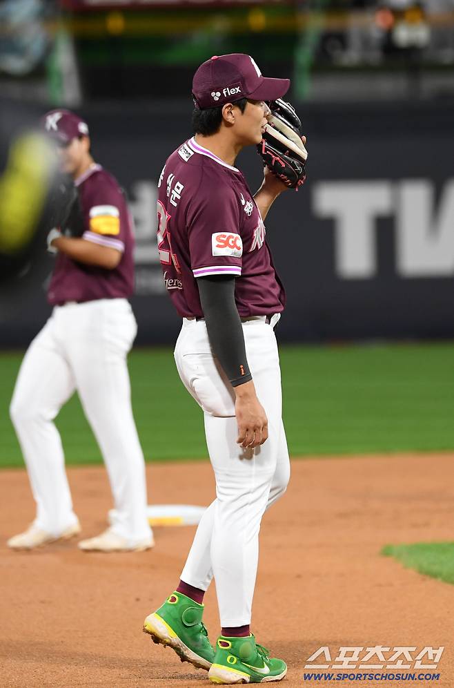 23일 수원KT위즈파크에서 열린 KBO리그 KT 위즈와 키움 히어로즈의 경기. 키움 3루수 송성문이 송구 실책 후 아쉬워하고 있다. 수원=박재만 기자 pjm@sportschosun.com/2025.09.23/