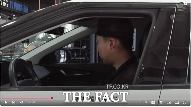 전문가의 영역으로만 여겨졌던 자동차 정비가 유튜브를 통해 확산되면서, 이제는 간단한 경정비부터 전문적인 수리까지 영상으로 배우고 따라하는 문화가 자리 잡고 있다. ﻿약 38만4000명의 구독자를 보유한 '자동차의모든것' 채널에서 자동차를 점검하고 있다. /'자동차의모든것' 유튜브 캡처