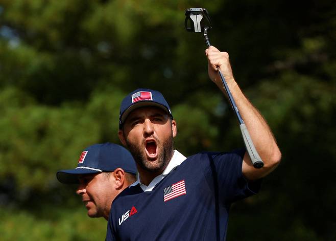 <YONHAP PHOTO-3512> Golf - The 2025 Ryder Cup - Bethpage Black Golf Course, Farmingdale, New York, United States - September 27, 2025 Team USA's Scottie Scheffler celebrates on the 13th hole during the foursomes IMAGN IMAGES via Reuters/Peter Casey     TPX IMAGES OF THE DAY/2025-09-28 05:49:55/<저작권자 ⓒ 1980-2025 ㈜연합뉴스. 무단 전재 재배포 금지, AI 학습 및 활용 금지>