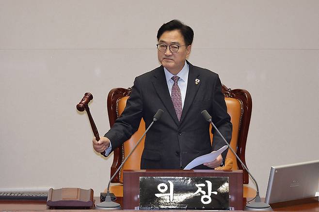 우원식 국회의장이 지난 26일 서울 여의도 국회에서 열린 제429회 국회(정기회) 9차 본회의에서 검찰청 폐지를 골자로 한 정부조직법 개정안이 통과되자 의사봉을 두드리고 있다. /뉴스1