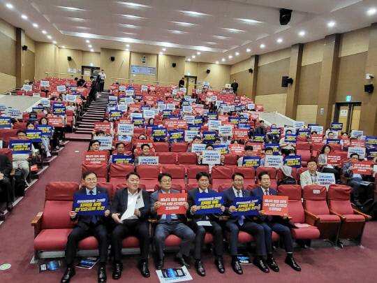 더불어민주당 충남지역 국회의원인 문진석(천안갑)·이재관(천안을)·이정문(천안병)·어기구(당진)·황명선(논산계룡금산)·송재봉(청주 청원) 의원과 이언주(경기 용인시정)·김교흥(인천 서갑)·허종식(인천 동구미추홀구갑)·권향엽(전남 순천광양곡성구례을)·허성무(경남 창원 성산구) 의원, 무소속 김종민(세종갑) 의원 등은 지난 26일 국회 의원회관 대회의실에서 '전력자립률을 고려한 지역별 차등 전기요금제 추진을 위한 국회토론회'를 개최했다. 우세영 기자