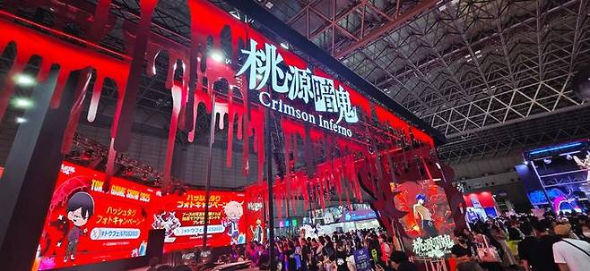 지난 25일 일본 치바현 마쿠하리멧세에서 개막한 게임 전시회 '도쿄게임쇼 2025' 내 컴투스 부스. 컴투스는 개발 중인 신작 '도원암귀 크림슨 인페르노'를 출품했다.ⓒ데일리안 이주은 기자