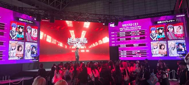 27일 오후 일본 치바현 마쿠하리멧세에서 열린 '도쿄게임쇼 2025' 내 컴투스 부스에서 코스플레이어들이 '도원암귀 크림슨 인페르노' 캐릭터 코스프레를 하고 포즈를 취하고 있다.ⓒ데일리안 이주은 기자