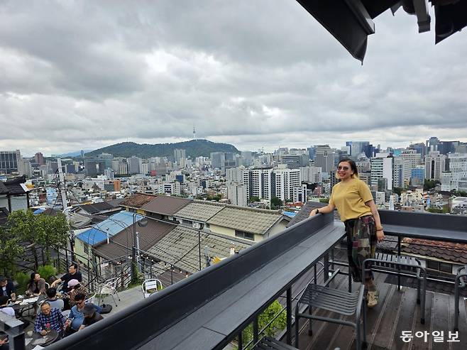 이화마을 카페에서 내려다본 서울의 풍경.   전승훈 기자 raphy@donga.com