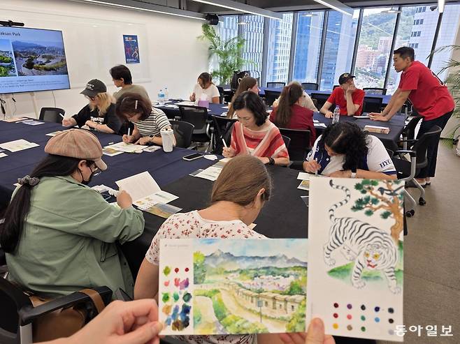서울 청계천에 있는 서울컬쳐라운지에서 외국인들이 낙산공원과 호랑이 민화 색칠하기 수업을 하고 있다. 전승훈 기자raphy@donga.com