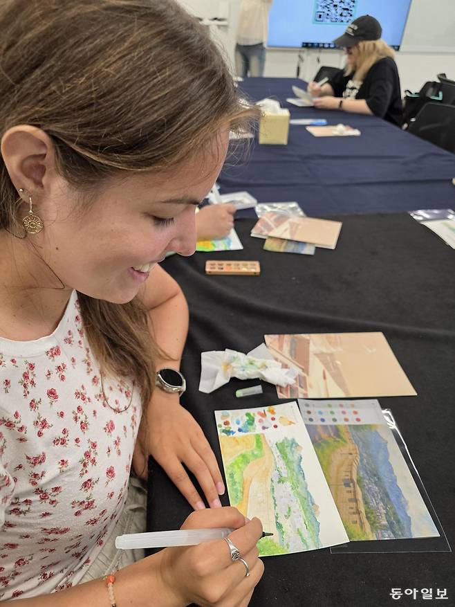 서울 청계천에 있는 서울컬쳐라운지에서 외국인들이 낙산공원과 호랑이 민화 색칠하기 수업을 하고 있다. 전승훈 기자raphy@donga.com