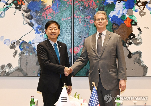구윤철 경제부총리 겸 기획재정부 장관이 지난 24일(현지시간) 미국 뉴욕 주유엔 대한민국대표부에서 스콧 베선트 미국 재무장관과 면담에 앞서 기념촬영을 하고 있다. [연합뉴스]