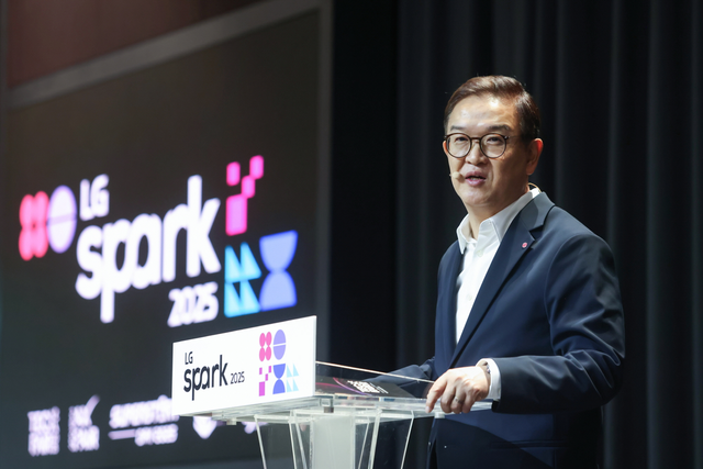 정수헌 LG사이언스파크 대표가 지난 8일 서울 마곡 LG사이언스파크에서 열린 ‘LG 스파크 2025’에서 개회사를 하고 있다. LG 제공