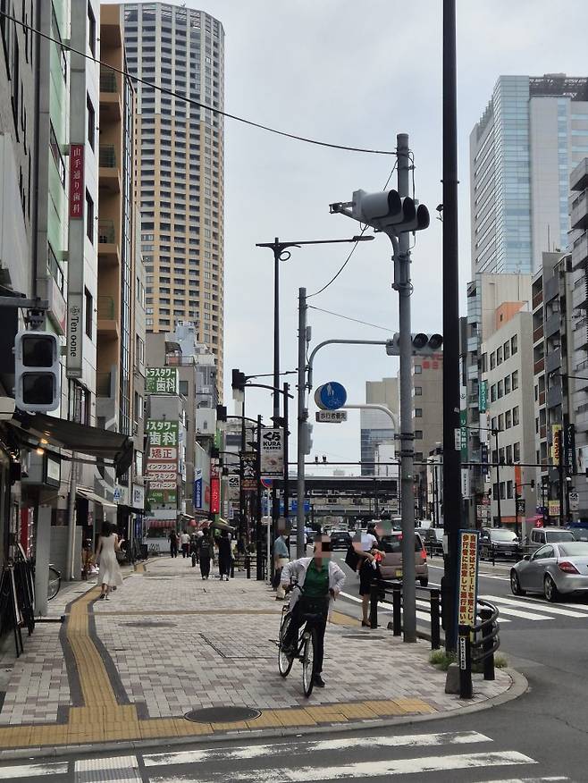 지난 18일 상권이 활성화 된 도쿄의 한 거리. 오피스 빌딩과 주거용 맨션이 혼재돼있다. 사진=전민경 기자