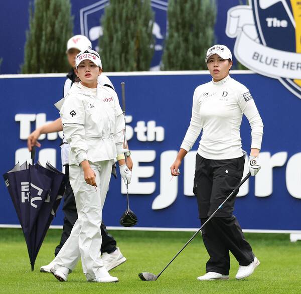 2025년 한국여자프로골프(KLPGA) 투어 메이저 대회 하이트진로 챔피언십 우승 경쟁에 뛰어든 노승희, 성유진 프로가 최종라운드에서 경기하는 모습이다. 사진제공=KLPGA (사진을 무단으로 사용하지 마십시오.)