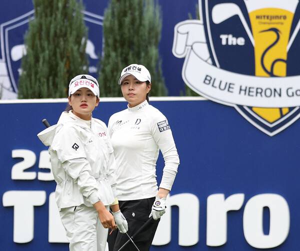 2025년 한국여자프로골프(KLPGA) 투어 메이저 대회 하이트진로 챔피언십에서 노승희 프로와 연장전 끝에 우승을 차지한 성유진 프로가 최종라운드에서 경기하는 모습이다. 사진제공=KLPGA (사진을 무단으로 사용하지 마십시오.)