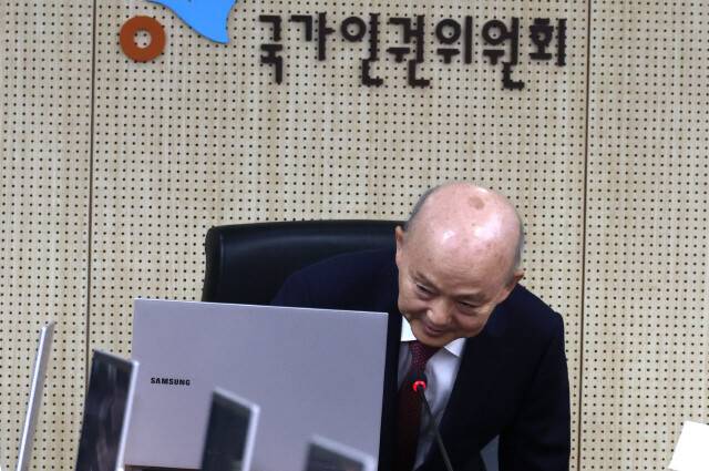 안창호 인권위원장이 8일 오후 서울 중구 인권위 전원위원회 회의실에 입장해 자신의 자리에 앉고 있다. 류우종 선임기자 wjryu@hani.co.kr