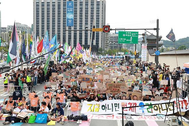 27일 오후 서울 광화문 앞에서 열린 2025년 기후정의행진 참가자들이 행진에 앞서 집회를 열고 있다. 기후정의행진조직위원회 제공
