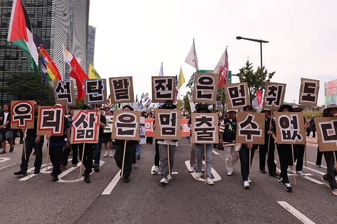 27일 오후 서울 종로구 동십자각 일대에서 927기후정의 행진 참가자들이 행진하고 있다. 백소아 기자 thanks@hani.co.kr