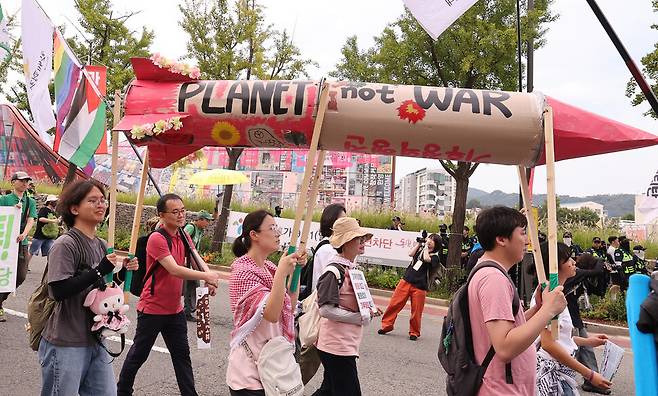 27일 오후 서울 종로구 동십자각 일대에서 927기후정의 행진 참가자들이 행진하고 있다. 백소아 기자 thanks@hani.co.kr