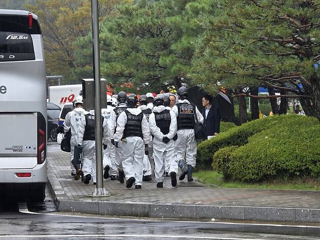 28일 오전 경찰 합동감식팀이 국가정보자원관리원 안으로 들어가고 있다. 최예린 기자