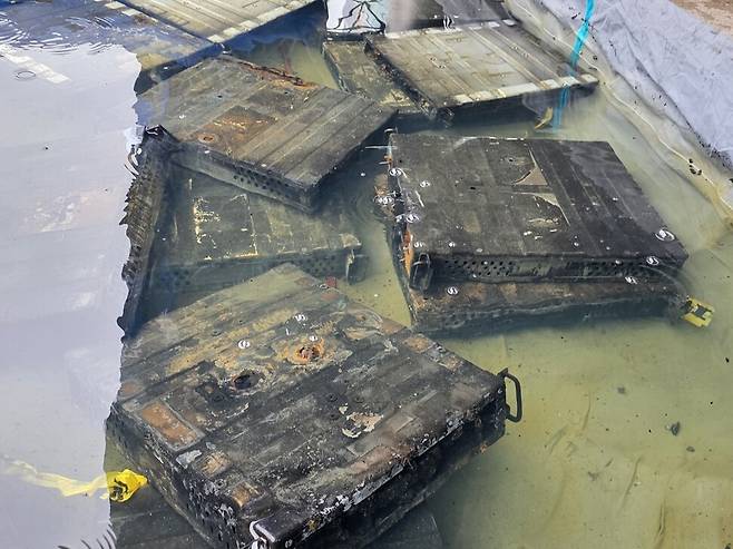 불이 난 5층 전산실에서 꺼낸 리튬이온배터리들이 국자정보자원관리원 안에 임시 설치된 수조 안에 있다. 최예린 기자