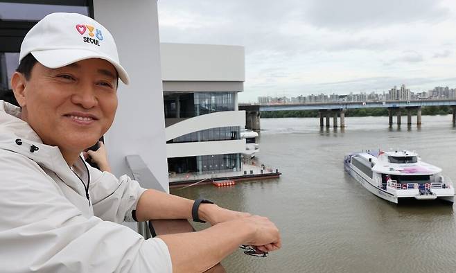 한강버스 정식 운항 시작일인 18일 오전 한강 여의도 선착장에서 오세훈 서울시장이 한강버스를 기다리고 있다. 연합뉴스