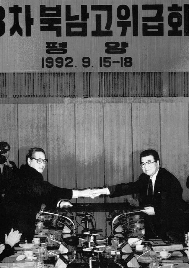 1992년 9월 17일 북한 평양에서 남한의 정원식(왼쪽) 국무총리와 북한의 연형묵 정무원 총리가 남북 기본합의서 3개 분야 부속 합의서에 서명한 뒤, 문본을 교환하며 악수하고 있다. 한국일보 자료사진