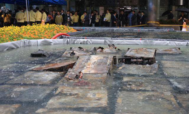 28일 대전 유성구 국가정보자원관리원 화재 현장에 소실된 리튬이온배터리가 소화 수조에 담겨 있다. 뉴스1