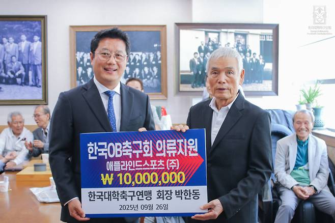 박한동(왼쪽) 대학축구연맹 회장과 이회택 OB축구회 회장. 사진=대학축구연맹