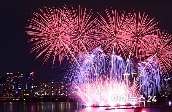 '불꽃이 활짝' 27일 저녁 서울 여의도 한강공원 일대에서 열린 '한화와 함께하는 서울세계불꽃축제 2025'에서 화려한 불꽃들이 밤 하늘을 수놓고 있다. [사진=정소희 기자]