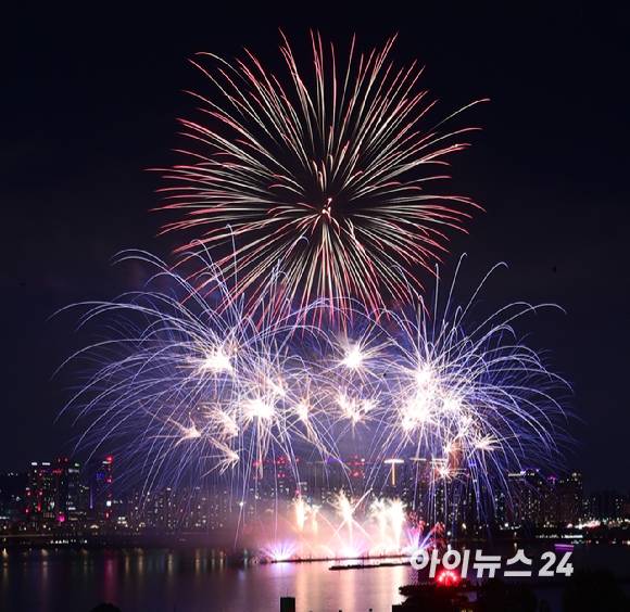 27일 저녁 서울 여의도 한강공원 일대에서 열린 '한화와 함께하는 서울세계불꽃축제 2025'에서 캐나다팀의 불꽃 연출이 밤 하늘을 수 놓고 있다. [사진=정소희 기자]