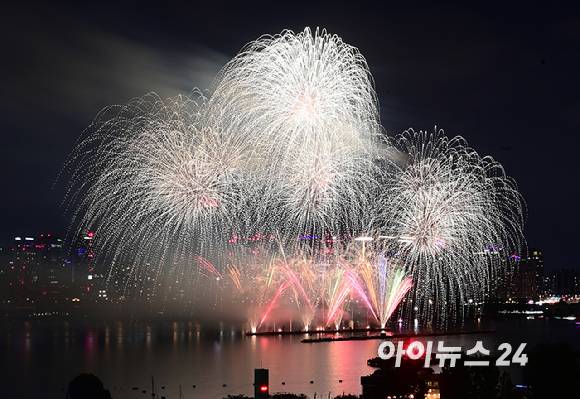 27일 저녁 서울 여의도 한강공원 일대에서 열린 '한화와 함께하는 서울세계불꽃축제 2025'에서 캐나다팀의 불꽃 연출이 밤 하늘을 수 놓고 있다. [사진=정소희 기자]