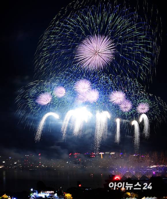 27일 저녁 서울 여의도 한강공원 일대에서 열린 '한화와 함께하는 서울세계불꽃축제 2025'에서 한국팀의 불꽃 연출이 밤 하늘을 수 놓고 있다. [사진=정소희 기자]