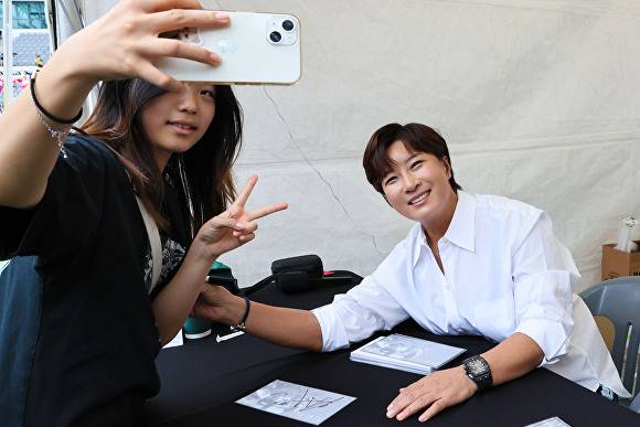 박세리 전 여자골프 국가대표팀 감독이 지난 27일 '스포츠 스타와 함께하는 시민 참여 축제'에서 어린이 팬과 사진을 찍고 있다. [사진=용인특례시]