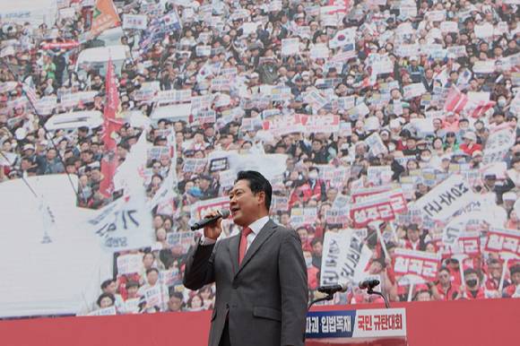 국민의힘 장동혁 대표가 28일 서울 시청역 인근 세종대로에서 열린 사법파괴 입법독재 국민 규탄대회에서 발언하고 있다. [사진=연합뉴스]