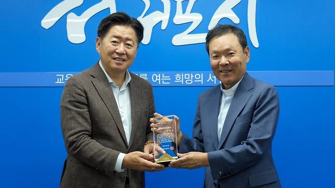 오영훈 제주도지사가 황창연 신부에게 명예도민증을 전달하는 모습