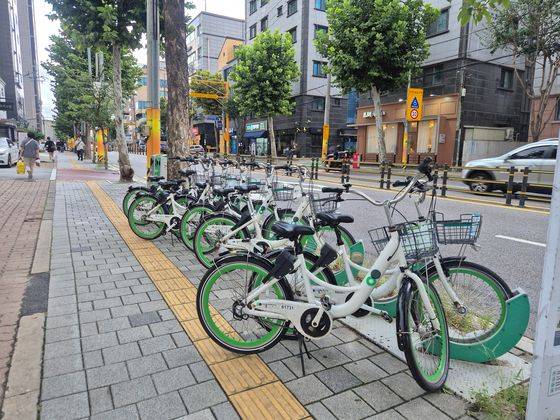 지난 20일 오전 서울 관악구 관악구청 인근서 서울시 공유자전거 따릉이 정류장에 주차된 자전거들이 점자블록을 반 이상 차지하고 있었다. 오소영 기자