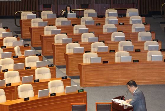 이진숙 방송통신위원장이 26일 서울 여의도 국회 본회의에서 방송미디어통신위원회의 설치 및 운영에 관한 법률안에 대한 무제한 토론을 지켜보고 있다. 연합뉴스