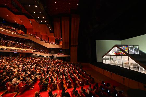 지난 19~21일 홍콩문화센터 대극장에서 공연된 연극 ‘벚꽃동산’은 커튼콜을 3차례 할 정도로 반응이 좋았다. [사진 LG아트센터]