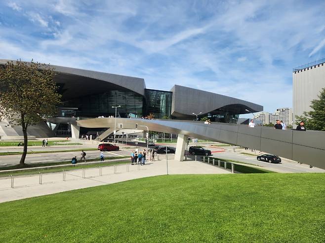 독일 뮌헨에 위치한 BMW 벨트 전경. 다리를 두고 BMW 박물관 및 BMW그룹 본사와 연결돼있다. 사진=최수진 기자.