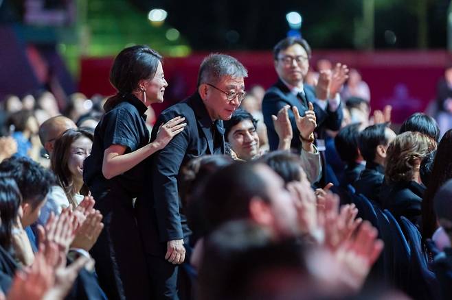 지난 26일 부산국제영화제 폐막식에서 부산 어워드 대상 수상자로 호명된 장률 감독. /BIFF 제공