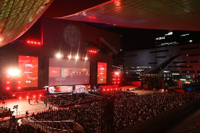 26일 부산 해운대구 우동 영화의전당에서 제30회 부산국제영화제 폐막식이 진행되고 있다. /연합