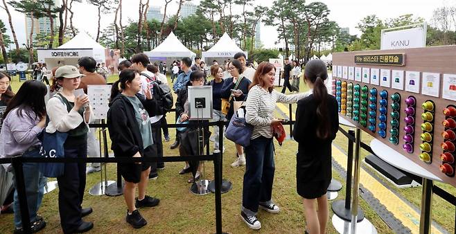 28일 서울 잠실 롯데월드타워 일대에서 열린 국내 최대 커피문화 축제 '2025 청춘 커피 페스티벌'에서 시민들이 커피를 마시며 즐거운 시간을 보내고 있다. 한국경제신문과 송파구가 주최한 이번 행사는 '오늘도, 기분 좋은 중독'를 주제로 일상에서 나를 행복하게 하는 긍정적인 중독의 순간을 함께 나누자는 메시지를 담았다. 2025.09.28 최혁 기자