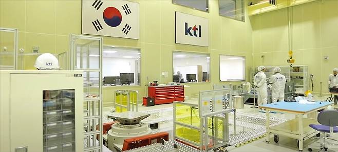 경남 진주시 상대동에 위치한 KTL 우주부품시험센터 시험실에서 직원들이 장비를 점검하고 있다.  KTL 제공