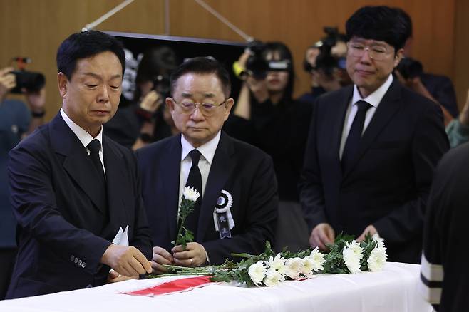 28일 서울 송파구 서울아산병원 장례식장에서 엄수된 개그맨 전유성의 영결식에서 코미디언 김학래, 이홍렬, 표인봉이 헌화하고 있다. 연합뉴스