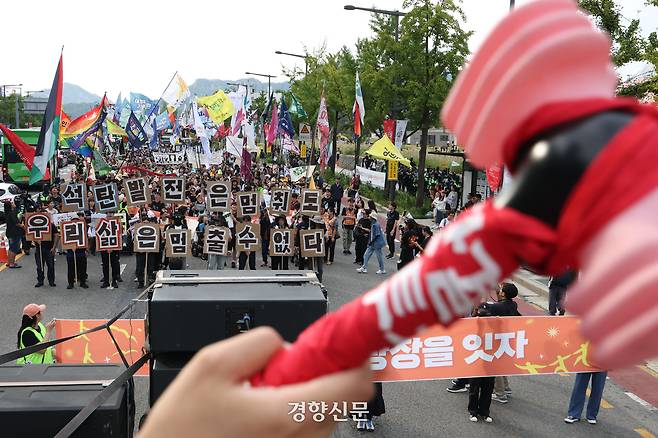 ‘9.27 기후정의행진’ 참가자들이 지난 27일 온실가스 감축 등을 요구하며 서울 종로구 광화문 동십자각에서 종각역과 시청광장 등을 거쳐 돌아오는 행진을 하고 있다. 한수빈 기자