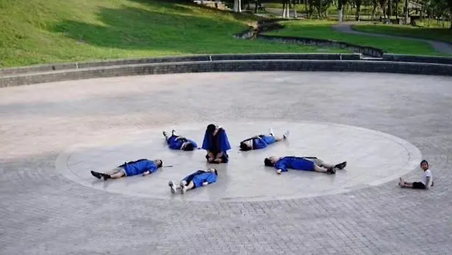 지난 7월 온라인에서 화제가 된  학사모를 쓰고 누워있는 모습의 대학 졸업사진. 웨이보