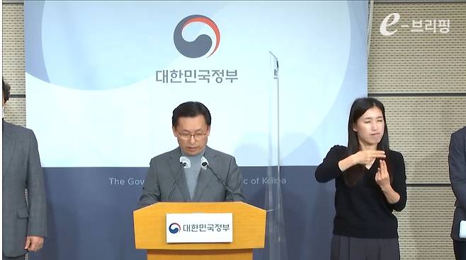 2022년 강동석 전 국가정보자원관리원장이 “대전센터가 화재나 지진 등으로 한꺼번에 소실될 경우, 실시간 백업된 자료로 3시간 이내 복구할 수 있도록 구축되어 있다”고 설명하는 모습.  정부 e-브리핑 캡처