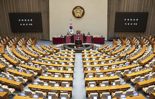 박충권 국민의힘 의원이 28일 국회 본회의장에서 전날 본회의에 상정된 국회법 개정안에 대한 필리버스터(무제한 토론)를 진행하고 있다. 연합뉴스
