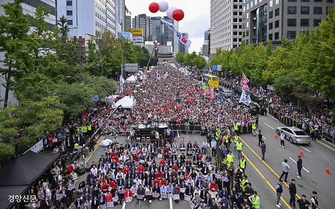 28일 서울 중구 세종대로에서 국민의힘이 주최한 ‘사법파괴 입법독재 국민 규탄대회’가 열리고 있다. 권도현 기자 lightroad@kyunghyang.com