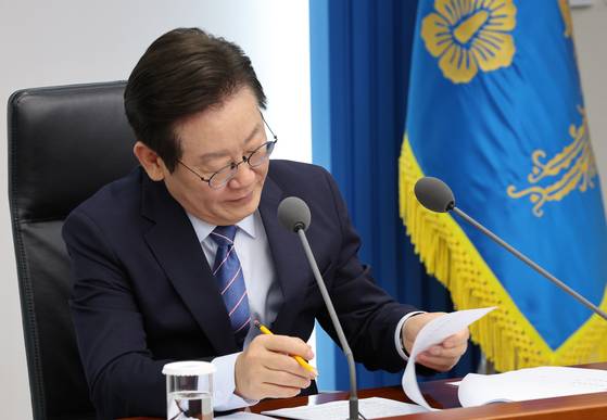 President Lee Jae Myung takes part in a senior official meeting on Sept. 18 at the Presidential Office in Yongsan, central Seoul. [JOINT PRESS CORPS]