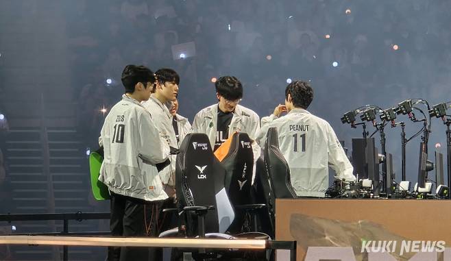 한화생명 선수들이 28일 오후 2시 인천 인스파이어 아레나에서 열린 젠지와 ‘2025 LCK 결승전’이 끝난 뒤 아쉬워하고 있다. 김영건 기자